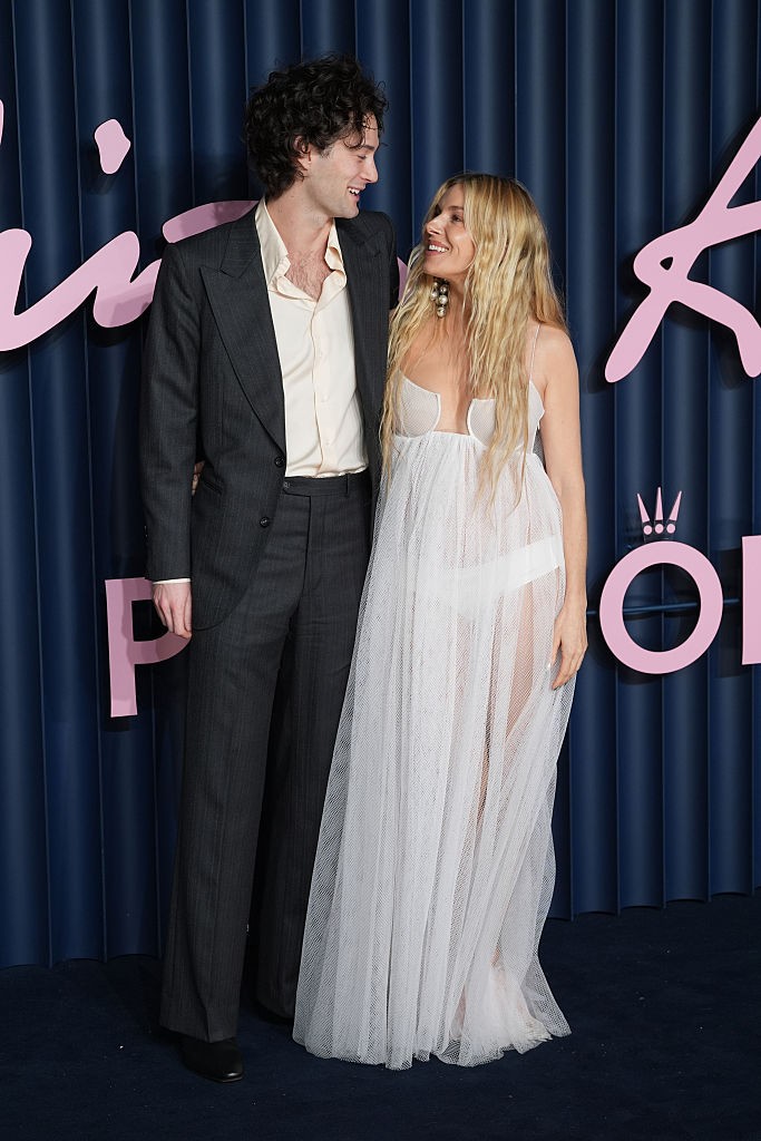 Sienna Miller e Oli Green anunciam noivado após quase cinco 