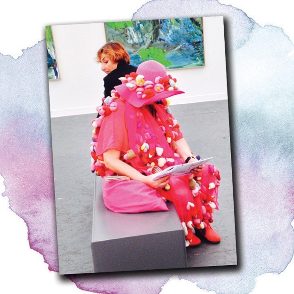 Uma artista e seu traje pink, que circularam juntos diariamente pela Frieze (Foto: Divulgação) — Foto: Vogue