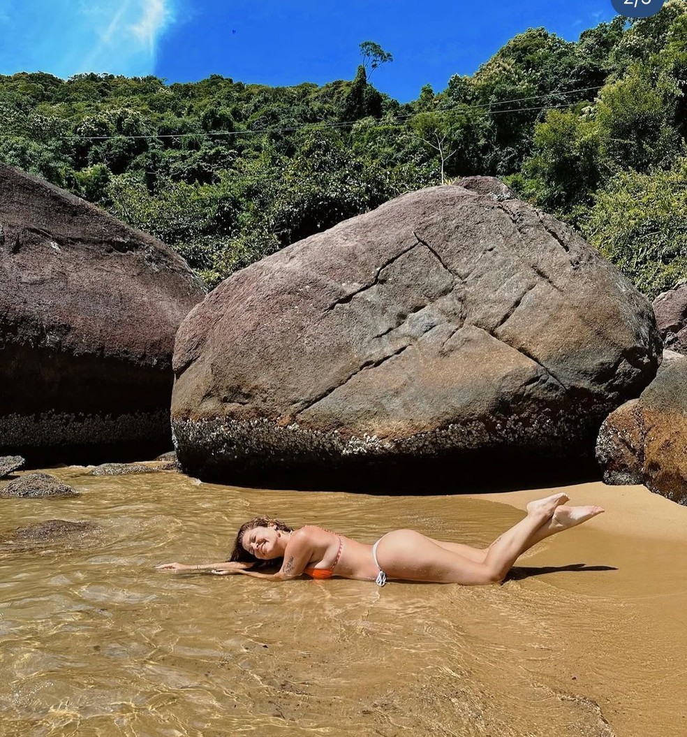 Bárbara Borges posa em praia — Foto: Reprodução/Instagram