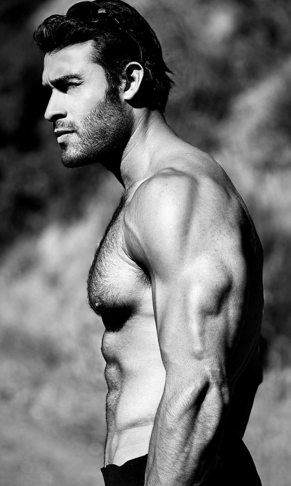 Sam Asghari para a web com clique P&B