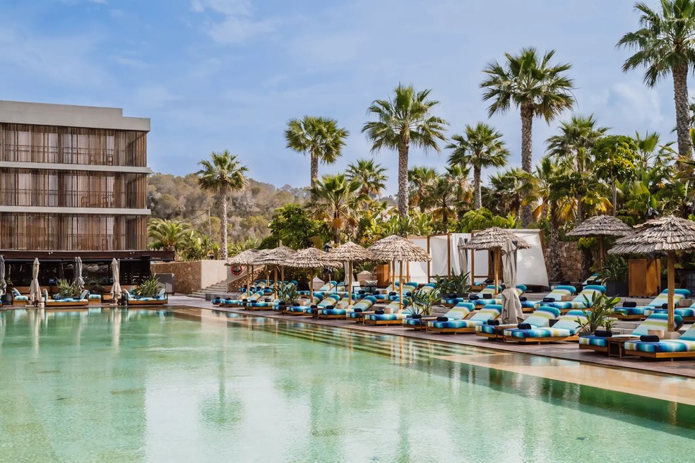 As listras da Missoni em turquesa e verde em torno da piscina do OKU Ibiza — Foto: Divulgação
