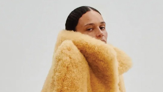 Em meio a uma indústria frenética, o estilo discreto de Phoebe Philo rouba a cena na moda Em meio a uma indústria frenética, o estilo discreto de Phoebe Philo rouba a cena na moda