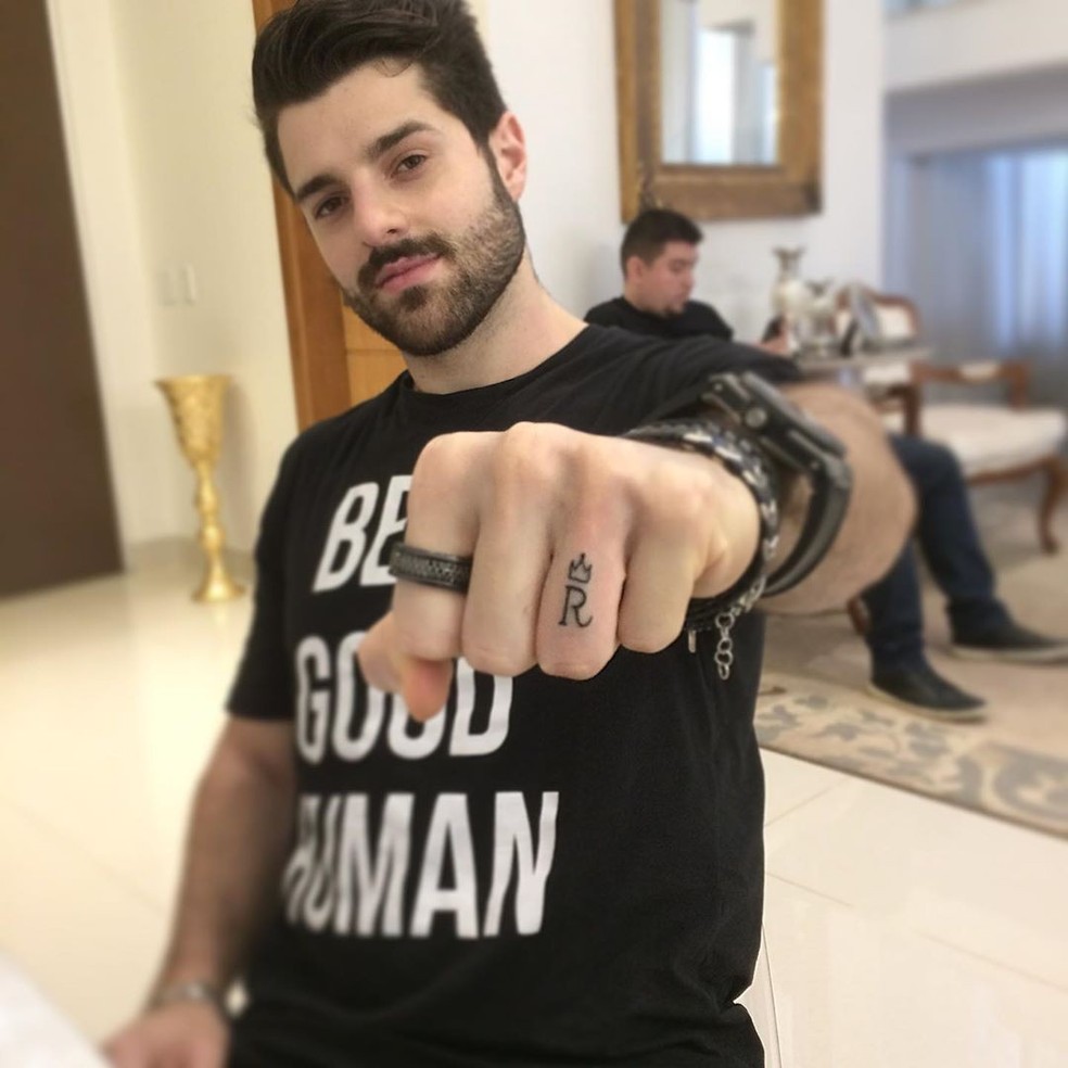 Alok substitui aliança de casamento por um 'R' tatuado no dedo anelar