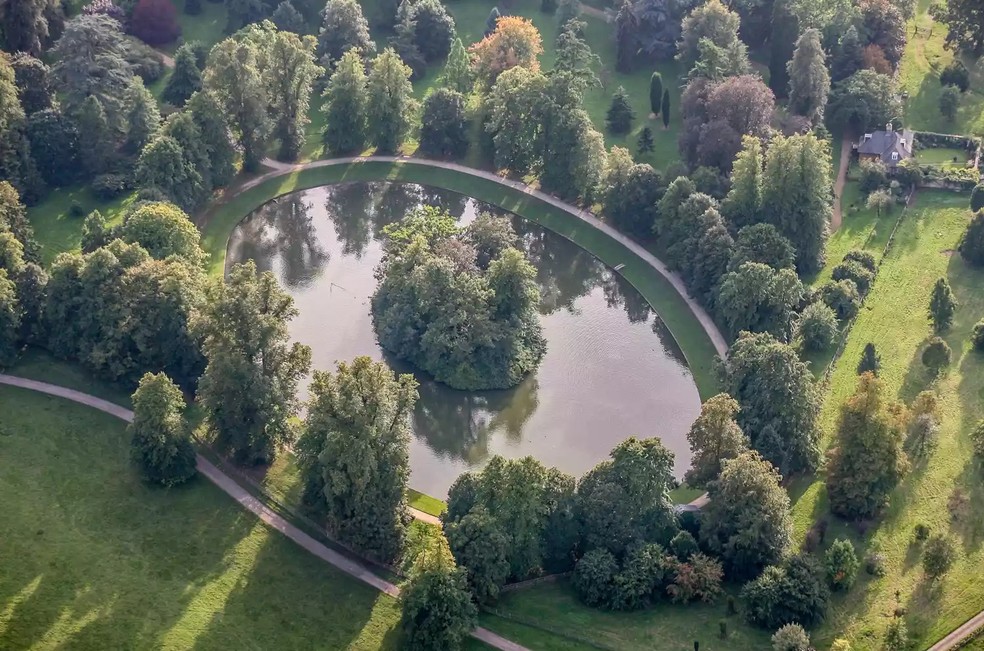 Vista aérea do local de sepultamento de Diana, Princesa de Gales, na propriedade de Althorp — Foto: GettyImages