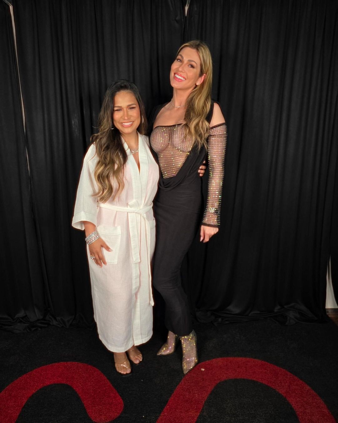 Diferença de altura de Lívia Andrade e Simone Mendes chama atenção na web