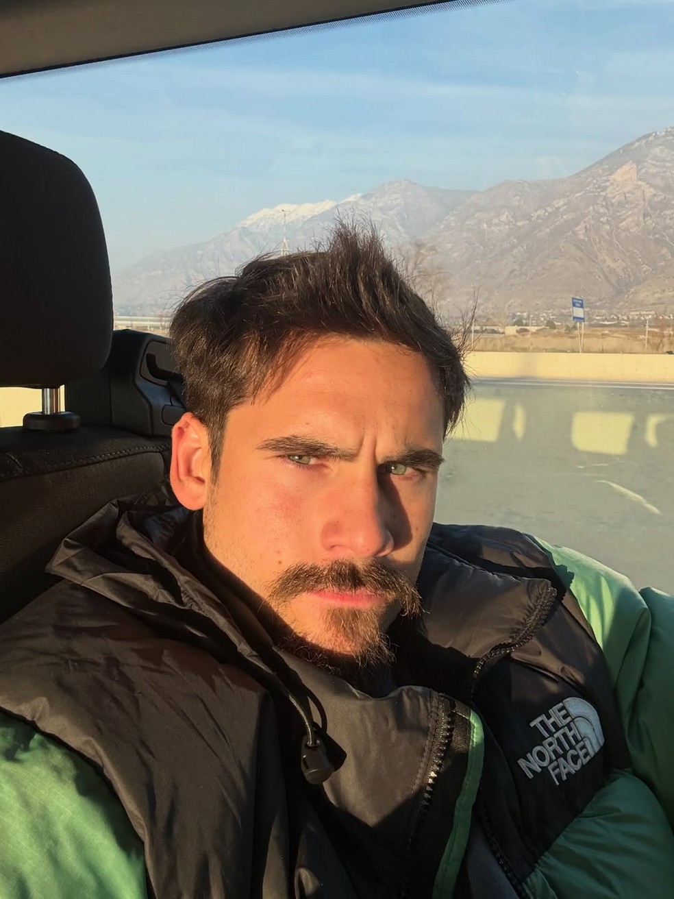 Nicolas Prattes aproveita a neve em meio à gravações de novo filme nos ...