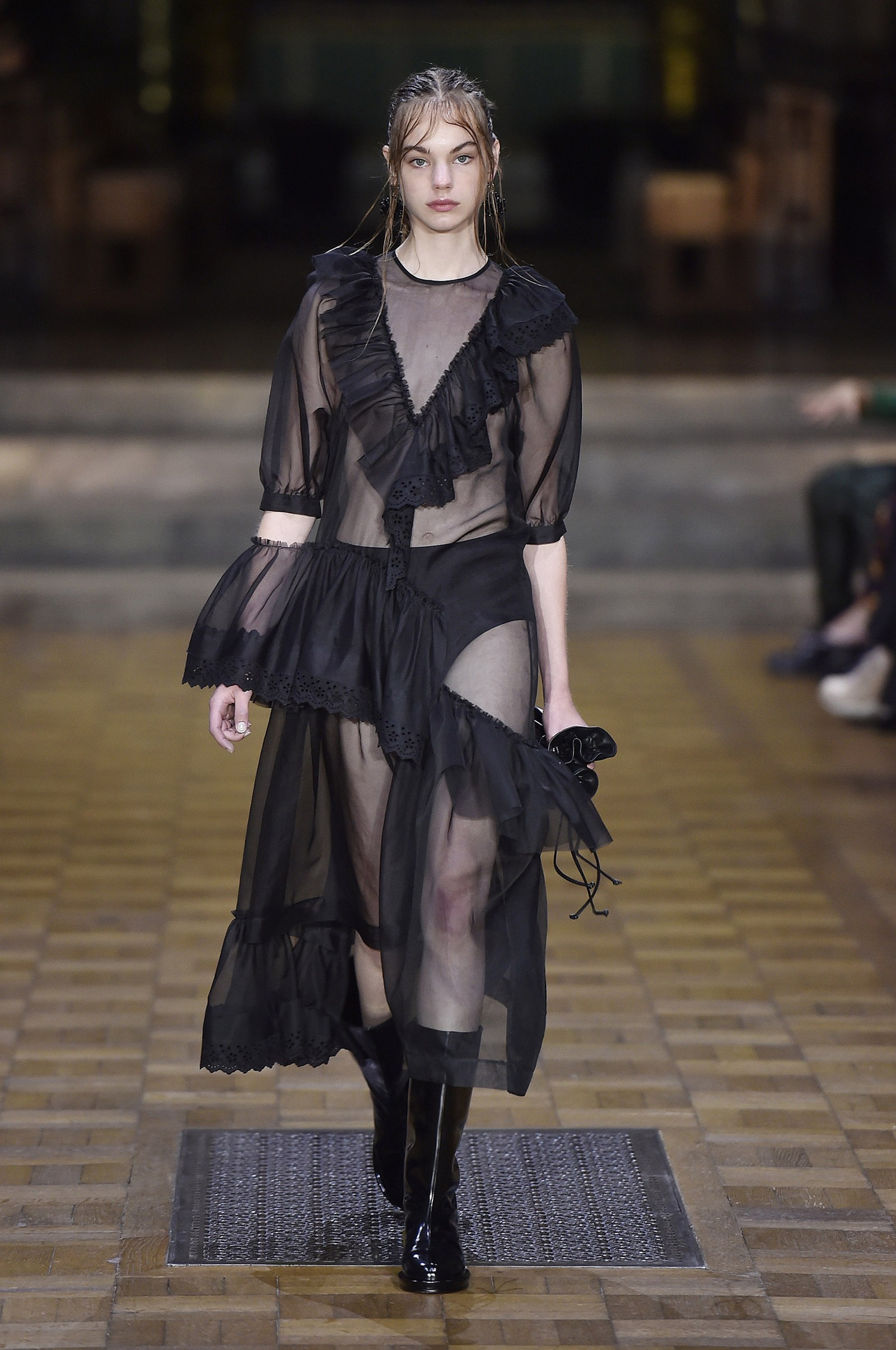 Simone Rocha assina verão romântico e marcado pela sensibilidade