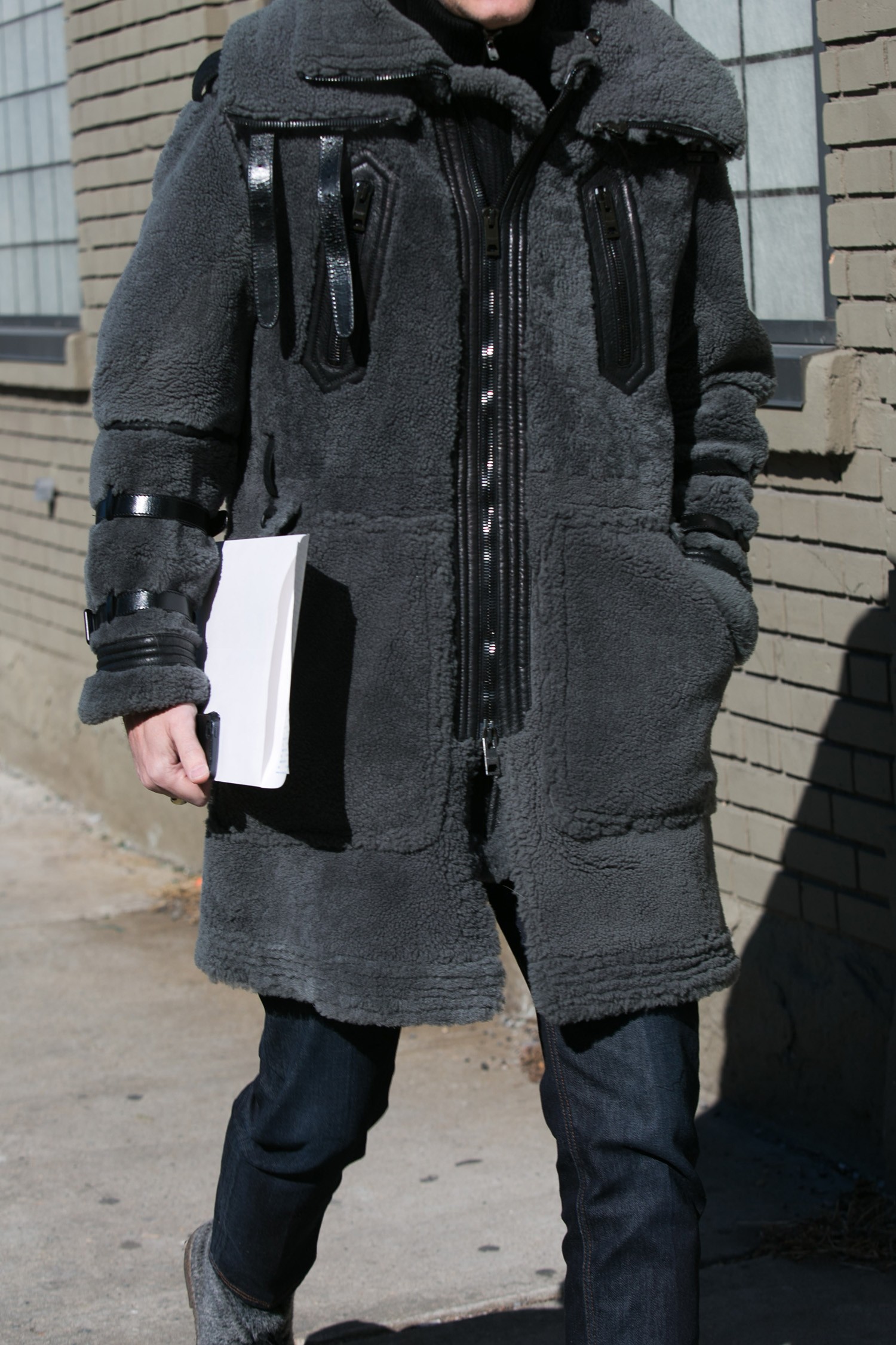 Street style: looks neutros (mas zero óbvios!) no dia mais frio do ...