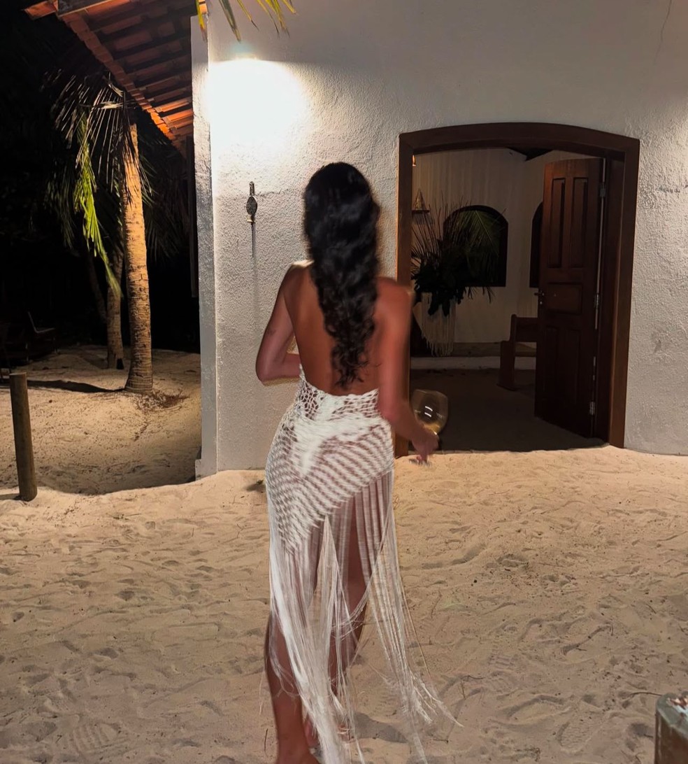 Bruna Marquezine posa em praia — Foto: Reprodução/Instagram
