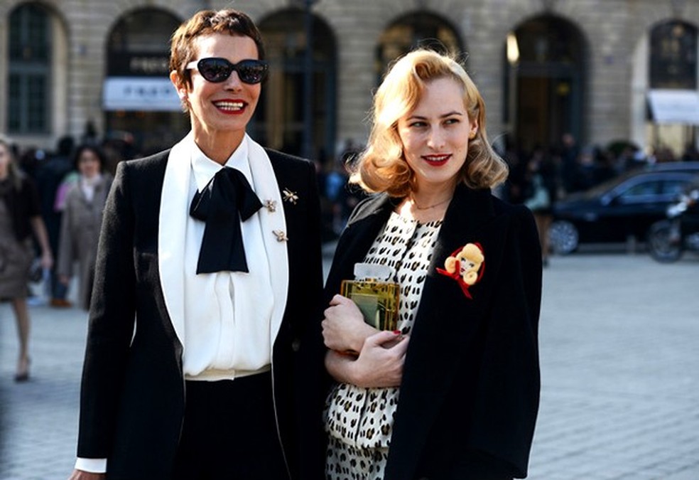 Andrea Dellal acompanhada de uma das filhas, a shoemaker Charlotte Dellal, durante a última semana de moda de Paris (Foto: Reprodução/Tommy Ton) — Foto: Vogue