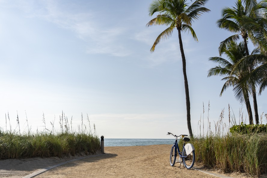 O trajeto do St. Regis até a praia pode ser feito de bicicleta