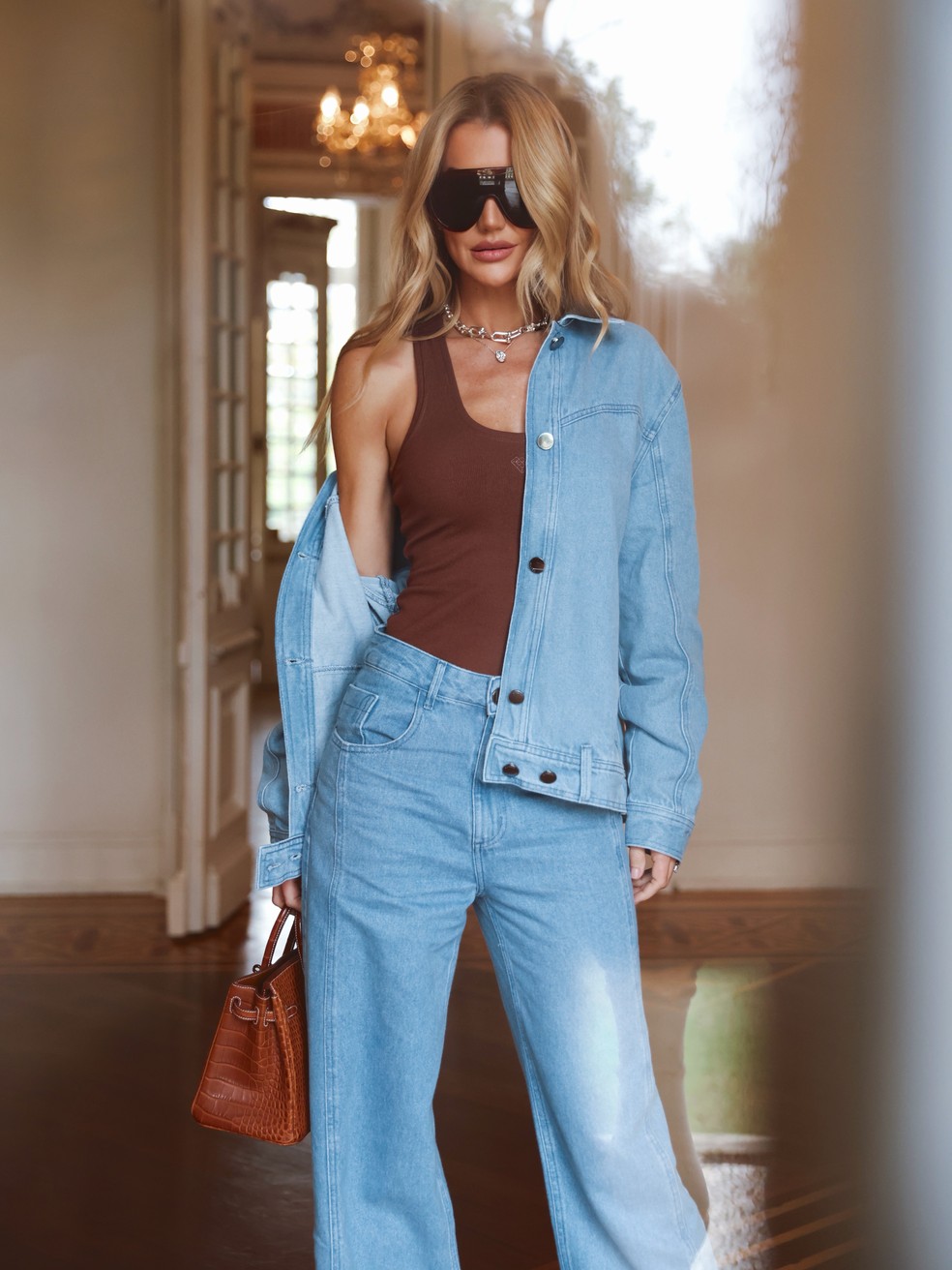 Ana Paula Siebert aposta em look jeans com toque marrom — Foto: Reprodução/Instagram