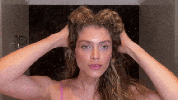 Valentina Sampaio ensina ritual de cuidados para cachos definidos e maquiagem sem máscara de cílios