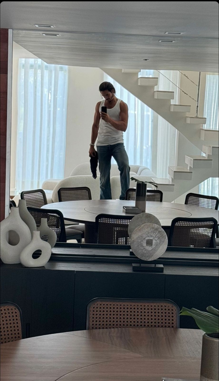 Nicolas Prattes posa em sala luxuosa de mansão