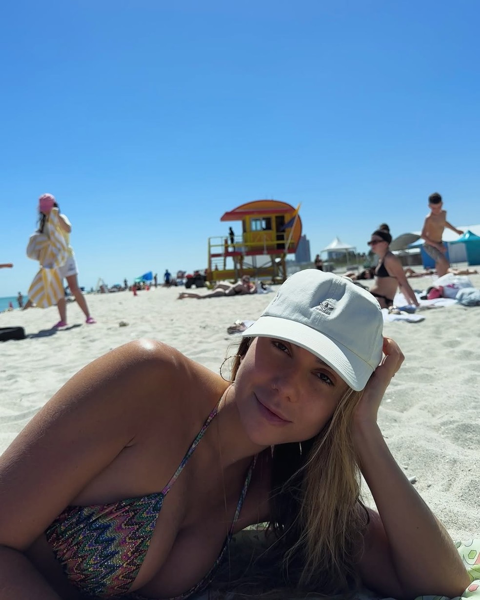 Carolina Portaluppi esbanja beleza ao renovar o bronzeado em praia de Miami — Foto: Reprodução/Instagram