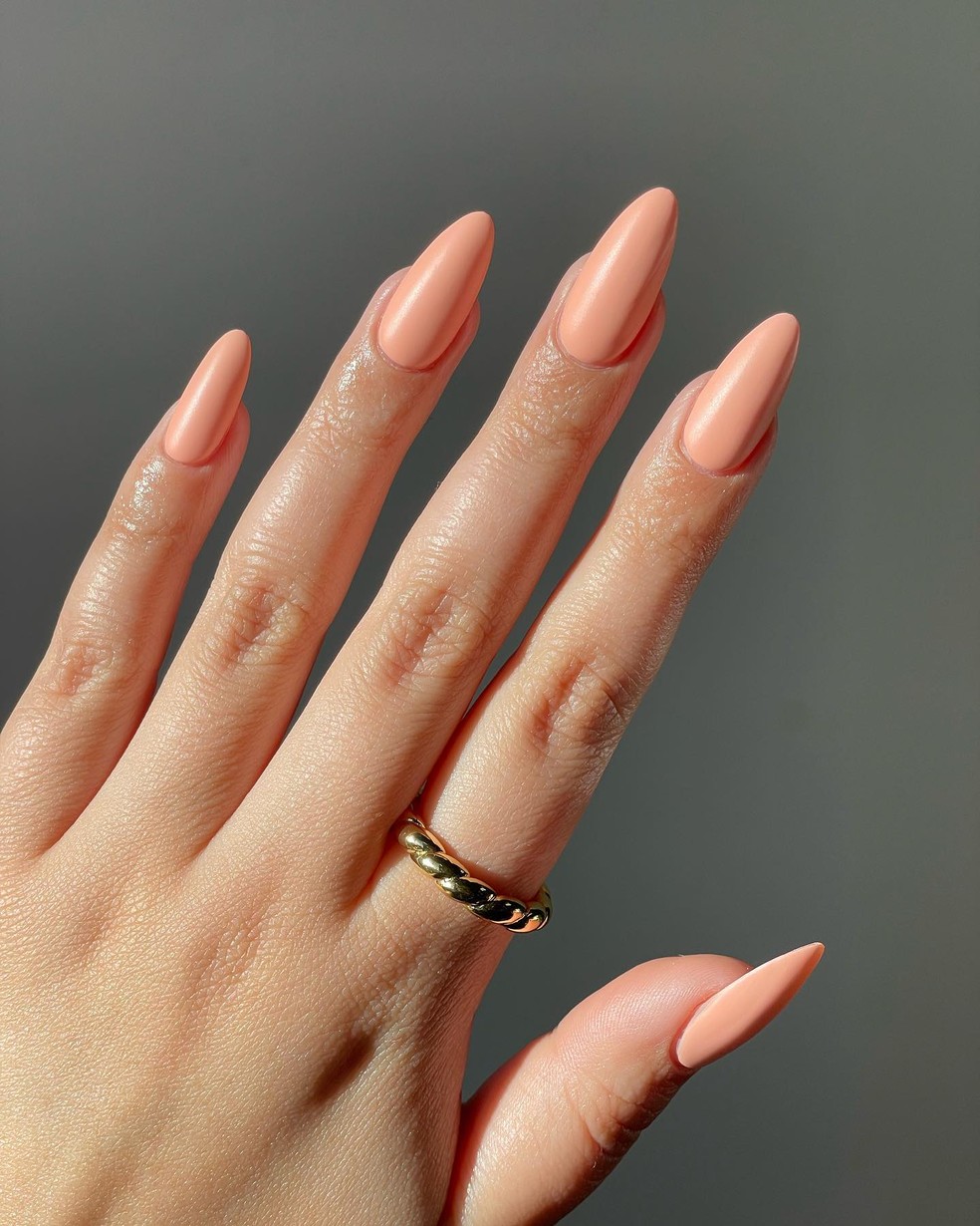 Nail art com a cor do ano de 2024 da Pantone: Peach Fuzz — Foto: @avrnailswatches