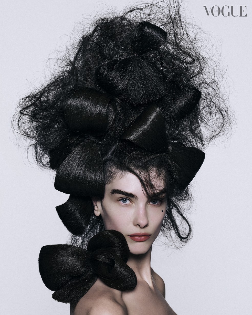 Fios ressecados e com frizz no inverno: explicamos como driblar essa queixa comum durante o período mais frio do ano. — Foto: Arquivo Vogue / Hick Duarte