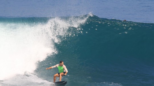 Cauã Reymond abre álbum de fotos praticando surfe em ilha na Indonésia